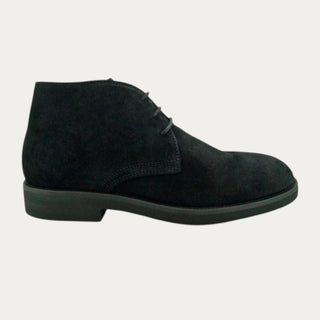 BOTIN ATADO ANTE NEGRO