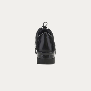 Beviá black slip-on shoe with suede and laminated leather, featuring a 5cm EVA sole and adjustable drawstring closure.