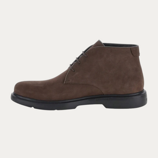 Botas desert Beviá Truman para hombre en piel nobuk marrón oscuro con suela de EVA negra y diseño elegante.