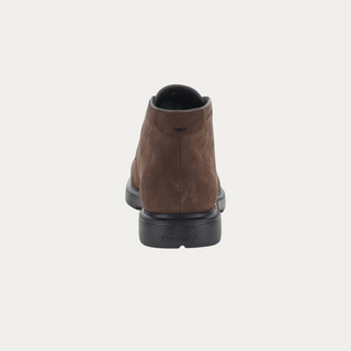 Vista trasera de bota desert Beviá Truman en piel nobuk marrón oscuro con suela de EVA negra y tecnología Blusoft