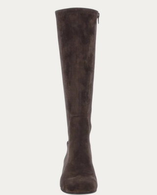 Bota alta Beviá modelo IRIS 14 en ante sintético elástico color marrón con tacón cuadrado bajo de 3,5 cm.