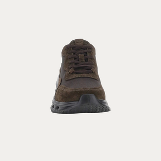 Zapatillas Beviá DYNAMICA 11 de hombre en ante y tejido marrón con suela deportiva esculpida y diseño técnico.