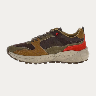 Zapatillas Beviá FUJI MAN 1 en ante y tela marrón con detalles en verde y rojo y suela de EVA moteada.
