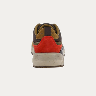 Vista trasera de zapatillas Beviá Fuji Man 1 en ante y tela marrón con detalle en rojo y suela de EVA moteada