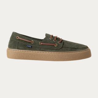 Zapatos náuticos Beviá en serraje verde con suela de goma texturizada y cordones a tono, fabricados en España.