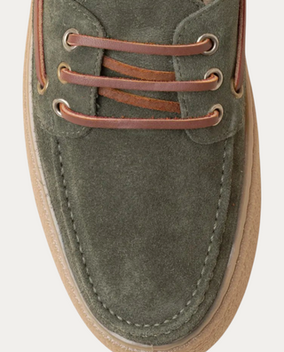 Zapato náutico Beviá de serraje verde con cordones de cuero y suela de goma, vista superior del empeine