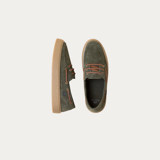 Zapatos náuticos Beviá en serraje verde con cordones a tono y suela de goma, vista superior y lateral