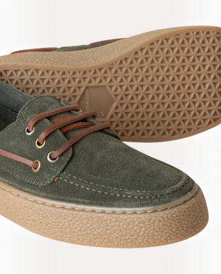 Zapatos náuticos Beviá en serraje verde con cordones marrones y suela de goma texturizada, fabricados en España.