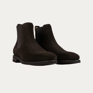 Bota Chelsea Beviá en ante marrón oscuro con suela de goma ligera y flexible, diseño elegante y cómodo.