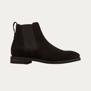 Bota Chelsea Beviá en ante marrón oscuro con paneles elásticos laterales y suela de goma ligera y flexible