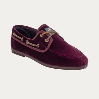 Mocasín náutico Beviá de terciopelo en color burdeos con cordones de cuero y suela plana a tono