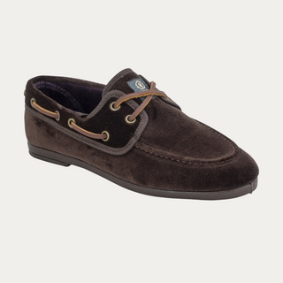 Mocasines náuticos Beviá de terciopelo marrón con cordones de cuero y diseño clásico de estilo casual.