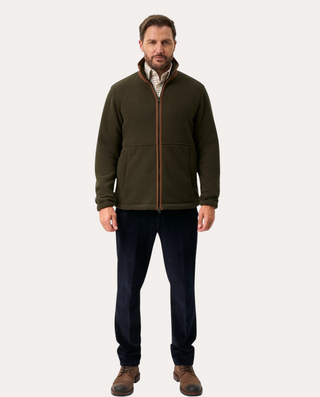 Hombre vistiendo chaqueta de forro polar verde Beviá con cremallera y detalles en contraste sobre camisa de cuadros