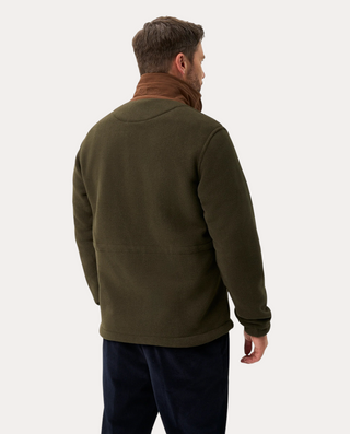 Vista trasera de hombre con forro polar Beviá Aylsham verde oliva con cuello alto marrón y textura de felpa suave