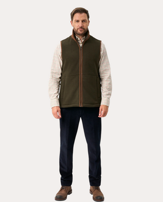 Hombre vistiendo chaleco polar verde Beviá con ribetes en contraste, ideal para actividades al aire libre.
