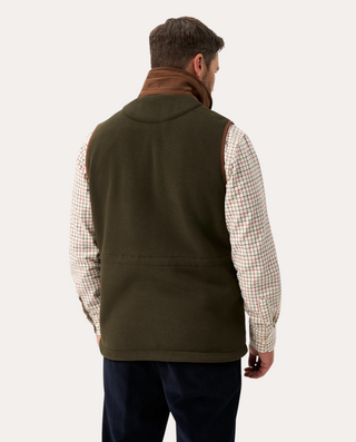 Vista trasera del chaleco polar Beviá Aylsham verde con ribetes marrones sobre camisa de cuadros