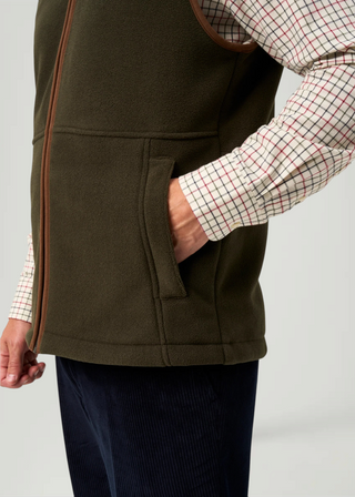 Chaleco polar Beviá Aylsham verde con ribetes en contraste y cremallera frontal, ideal para actividades al aire libre.