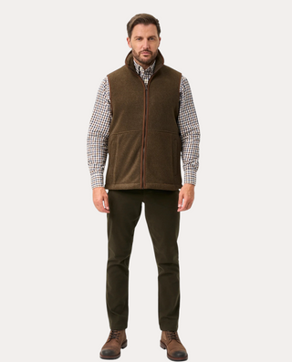 Chaleco polar Beviá Aylsham en color nuez con cremallera frontal y ribetes en contraste para hombre