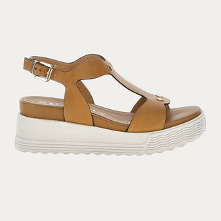 Sandalias de plataforma STONEFLY de piel color camel con adornos de tachuelas doradas y correa ajustable en el tobillo. EN BEVIA