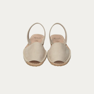 Vista frontal de abarcas menorquinas beige para hombre
