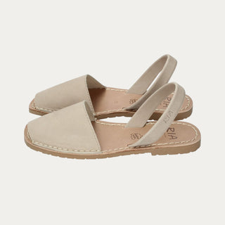 Vista lateral de abarcas menorquinas beige para hombre