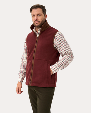 Hombre vistiendo chaleco polar burdeos Beviá modelo Aylsham de Alan Paine con cuello alto y cremallera frontal