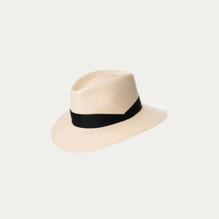 Sombrero fedora de paja tejido color natural con banda negra de Beviá. Ala ancha, ideal para verano.