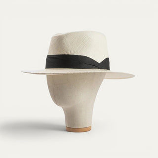 Sombrero Panamá Beviá de paja toquilla en color crema con ala amplia y cinta negra elegante para hombre.