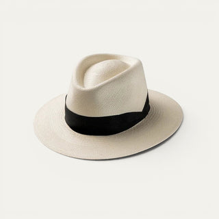 Sombrero Panamá Beviá de paja toquilla en color crema con ala ancha y cinta negra elegante para hombre.