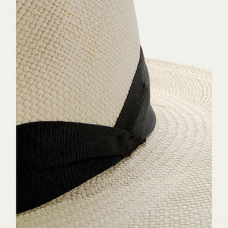 Sombrero Panamá Beviá de paja toquilla en color crema con cinta negra decorativa, estilo elegante y veraniego.