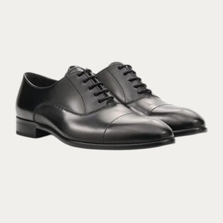 Beviá ZAPATO REGENT DERBY PIEL VACUNO NEGRO. Zapatos clásicos de vestir para hombre en piel vacuno negra con acabado brillo suave y diseño Derby.