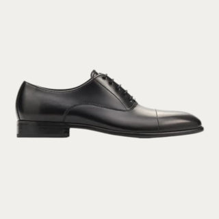 Beviá Zapato Regent Derby negro de piel vacuno con acabado brillo suave. Diseño clásico y formal para hombre.
