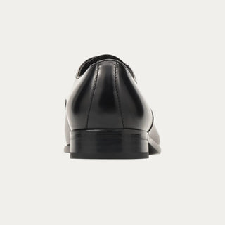 Beviá Zapato Regent Derby negro de piel vacuno con acabado brillo suave. Diseño clásico y elegante para hombre.