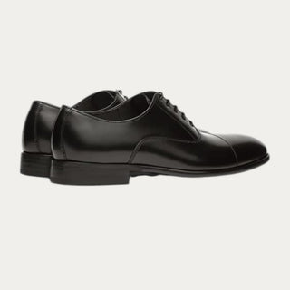 Beviá Zapatos Regent Derby negros de piel vacuno para hombre con acabado brillo suave y puntera reforzada. Estilo formal.