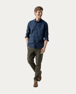 Hombre vistiendo camisa Beviá oxford azul marino de algodón con cuello italiano y detalle de moto bordada