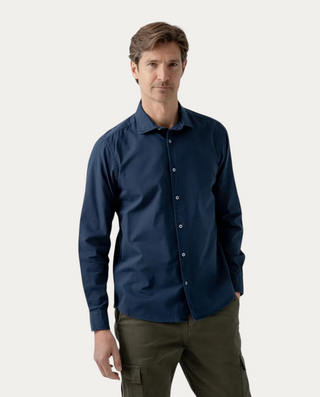 Camisa Beviá Oxford azul marino de algodón con corte regular, cuello italiano y detalle bordado en el torso
