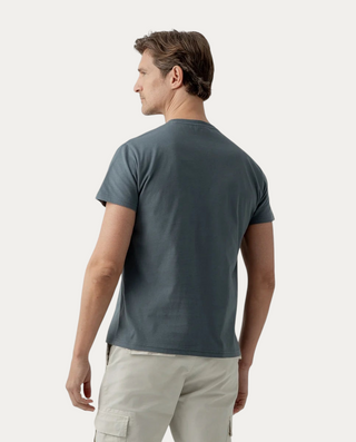 Vista trasera de hombre con camiseta Beviá azul grisáceo de algodón con cuello redondo y corte regular