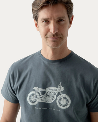 Hombre vistiendo camiseta Beviá azul grisáceo de algodón con estampado gráfico de motocicleta en el pecho