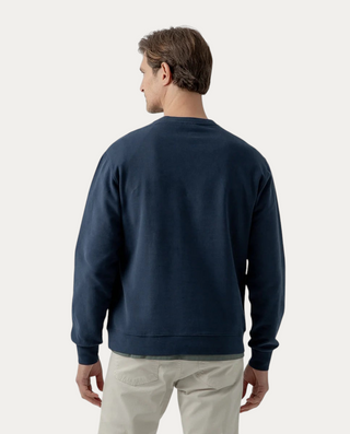 Vista trasera de hombre vistiendo sudadera Beviá azul marino de algodón con cuello redondo y ajuste regular
