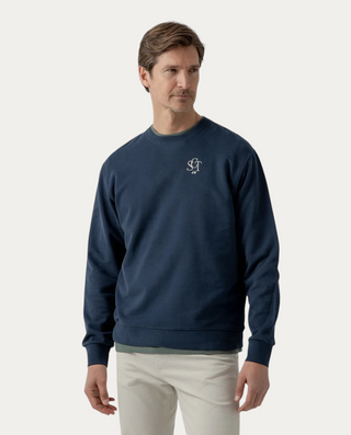 Hombre vistiendo sudadera Beviá azul marino de algodón con cuello redondo y logo bordado en el pecho
