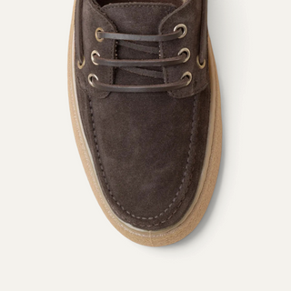 Zapato náutico Beviá en serraje marrón oscuro con cordones a tono y suela de goma, vista superior detallada