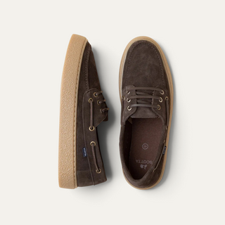 Zapatos náuticos Beviá en serraje marrón oscuro con suela de goma y cordones a tono, vista superior y lateral