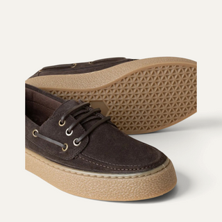 Zapatos náuticos Beviá en serraje marrón oscuro con suela de goma texturizada y cordones a tono