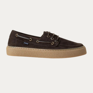 Zapatos náuticos Beviá en serraje marrón oscuro con suela de goma texturizada y cordones a tono