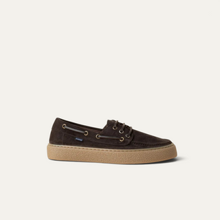 Zapatos náuticos Beviá en serraje marrón oscuro con suela de goma texturizada y cordones a tono